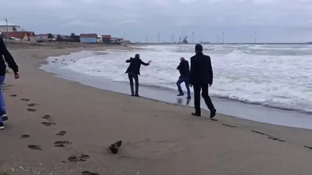 İlgili polis ekipleri sahilde