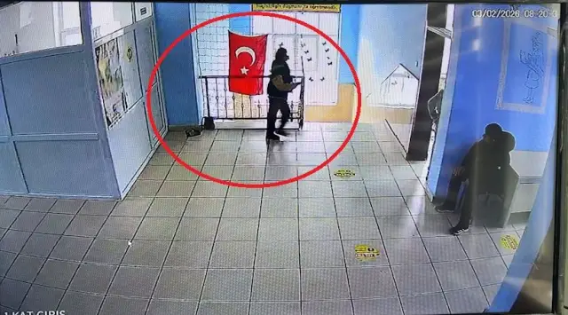 Düzgün asılmış Türk bayrağı