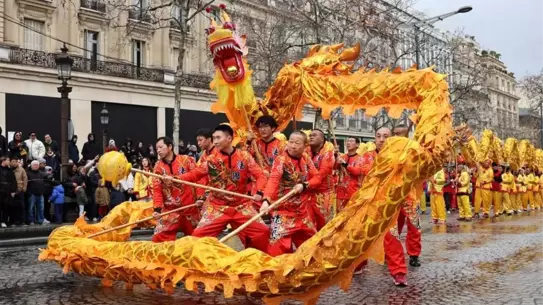Dans gösterisi sırasında Çin kıyafetleri