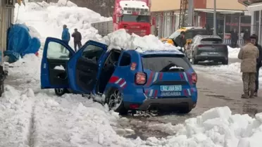 Jandarma aracına çarpan kar kütlesi
