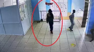 Diyarbakır Sur’da 5. sınıf öğrencisi bayrağı düzeltti, kameralara yansıyan sevgi dolu an