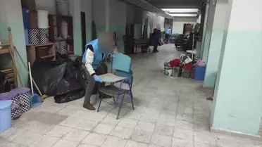 Temizlik çalışması sırasında gençler