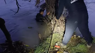 Arama ekibi nehirde çalışıyor