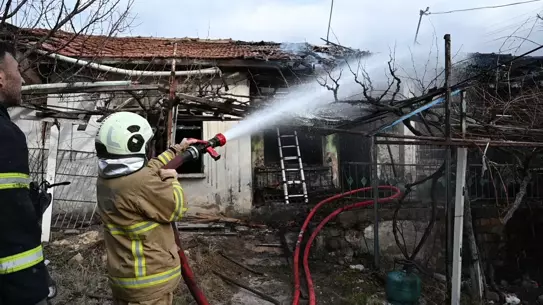 Yangın içinde duman ve alevler