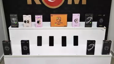 Operasyon sırasında ele geçirilen telefon ve saat