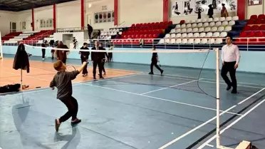 Kaymakam Başar spor salonunda öğrencileri izliyor