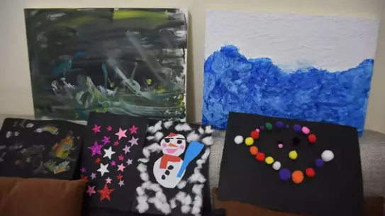 Esra’nın bir tablosu ve bağış kampanyası afişi