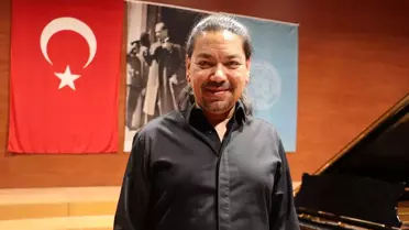 Konser sahnesinde çalan müzisyenler