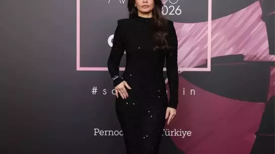 Demet Özdemir, Eşref Rüya Setinde Siyah Takım Elbisesiyle Büyüledi