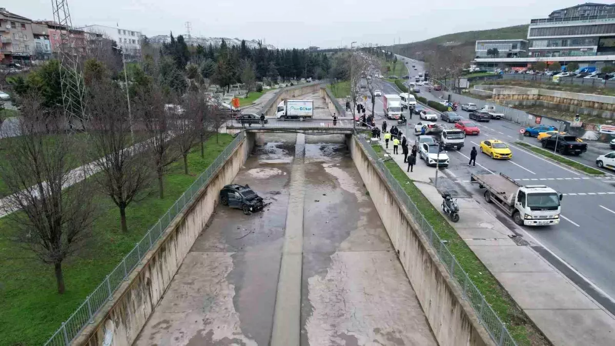 Küçükçekmece'de Ters Yönden Dönüş Yapan Araç Dereye Çakıldı