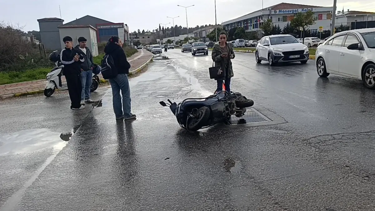 Manavgat'ta Otomobil ve Motosiklet Çarpışması: Sürücü Yaralı