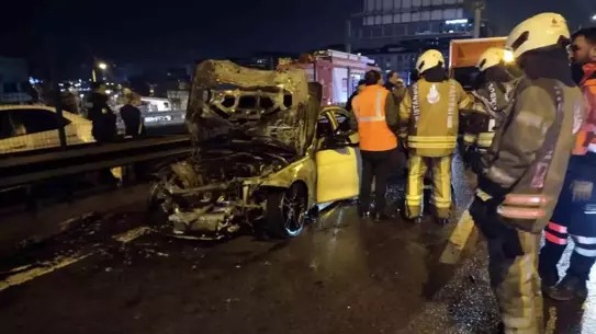 Kadıköy’de Seyir Halindeki Otomobilde Ani Yangın: İtfaiye Hızla Müdahale Etti