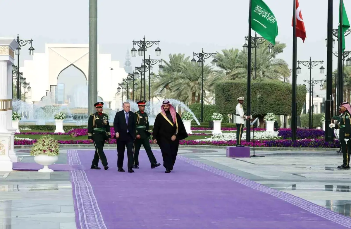 Erdoğan, Suudi Arabistan'da Resmi Törenle Karşılandı: İkili İlişkilerin Yeni Dönemi