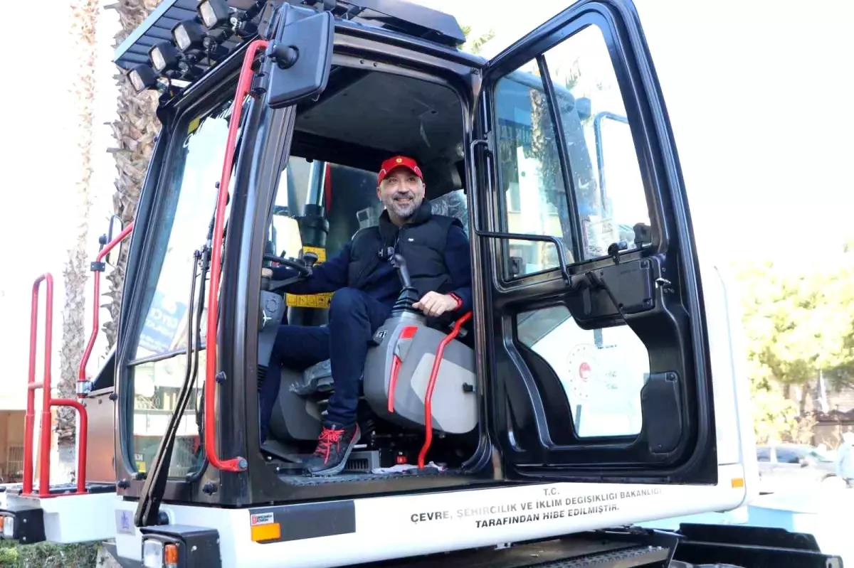 Söke Belediyesi, Çevre Bakanlığı'ndan 15 Tonluk Ekskavatör Hibesini Envantere Ekledi