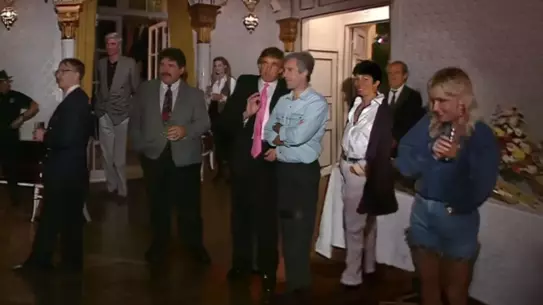 Trump ve Epstein'in birlikte olduğu bir fotoğraf