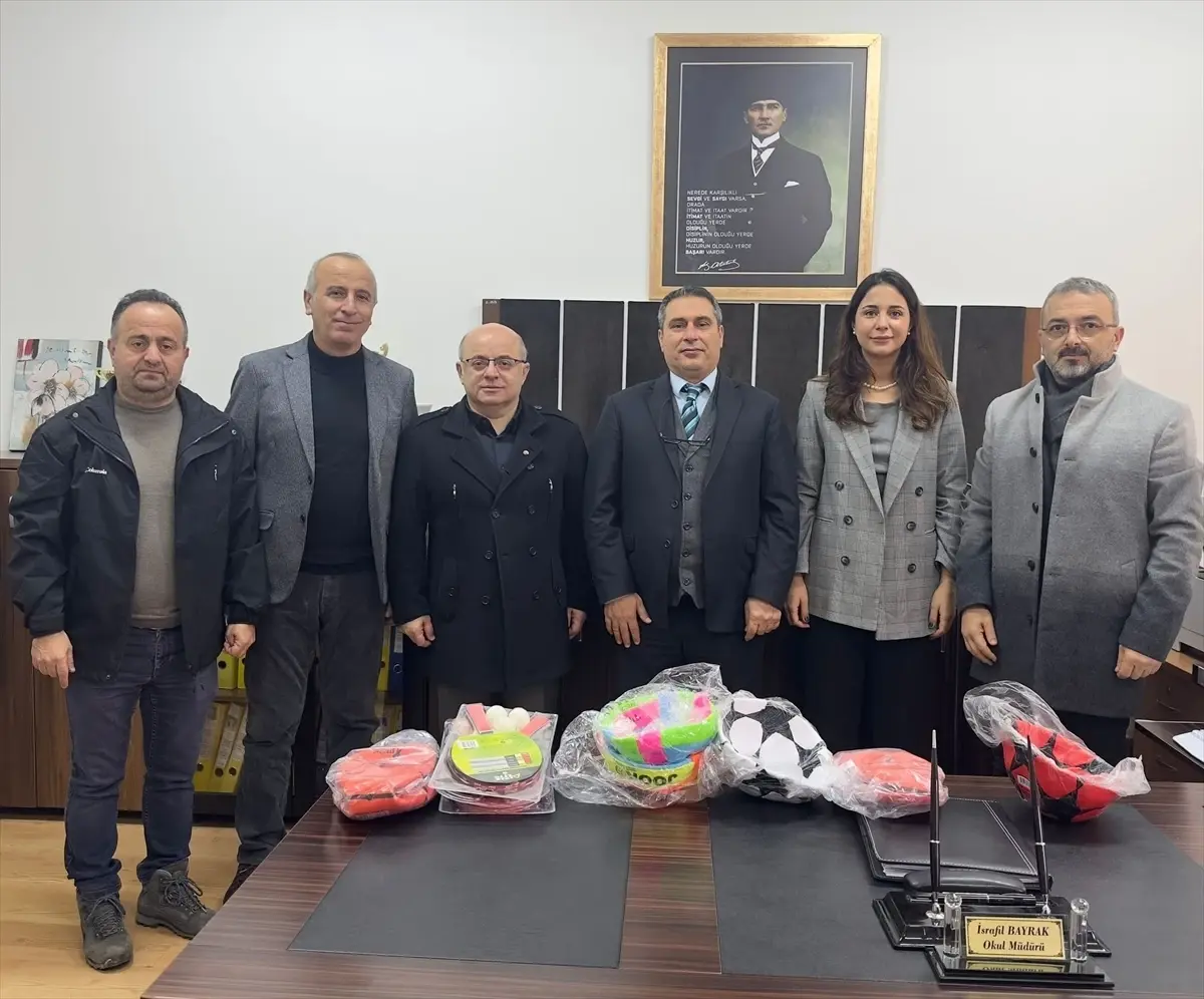 Artvinspor Yöneticileri Vakıfbank İlkokulu'nda Gençlerle Buluştu