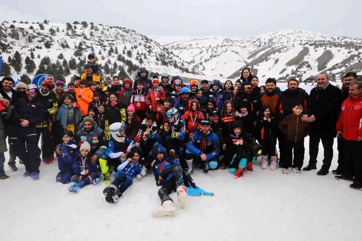 Ergan Dağı Kayak Merkezi'nde Minikler Festivali Coşkusu ve Ödül Töreni