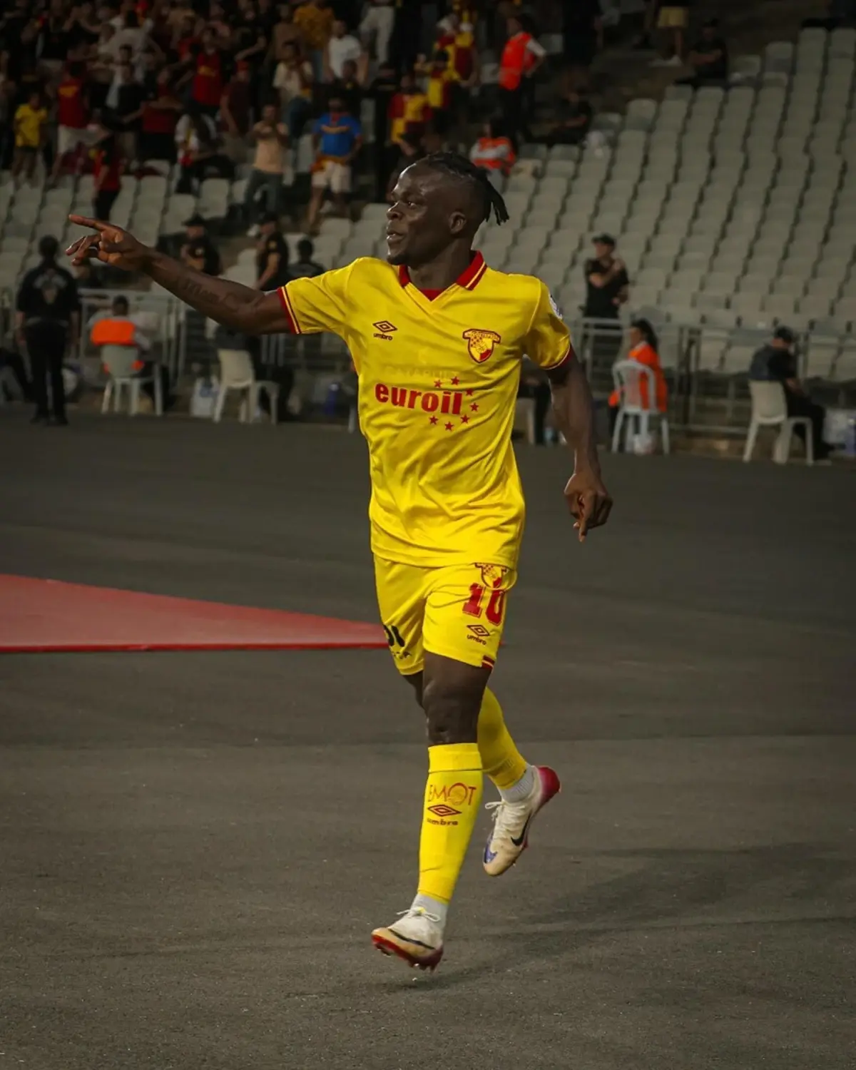 Göztepe'de Transfer Çılgınlığı: Rhaldney Alverca'ya Kiralandı, Olaitan Beşiktaş Kapısını Çalıyor