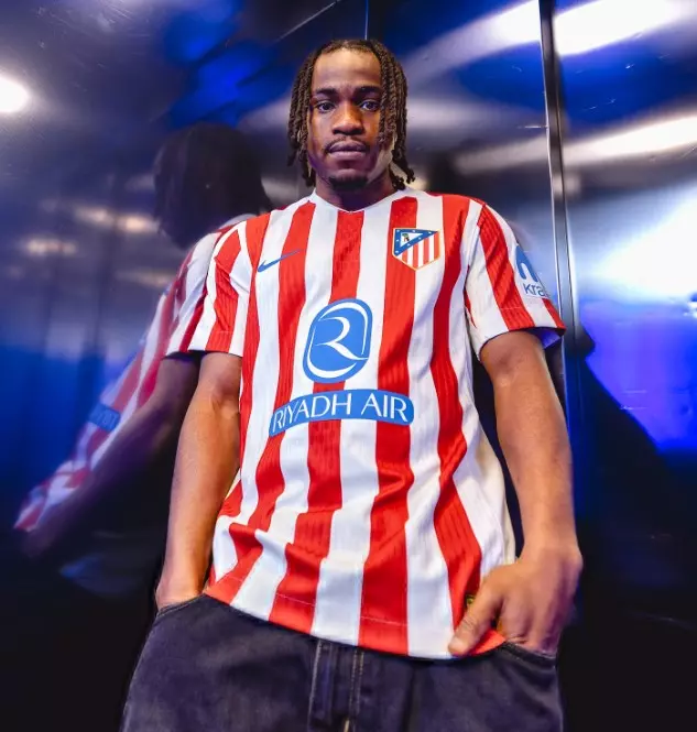 Lookman'ın Atletico Madrid formasıyla poz vermesi