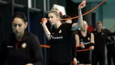 Maç öncesi sahada hazırlık yapan Eczacıbaşı Dynavit oyuncuları