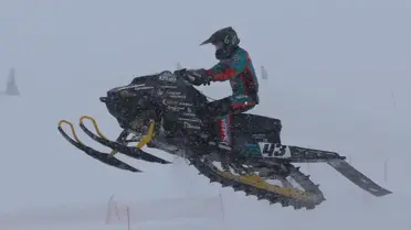 Kar motosikleti yarışından bir anlık görüntü