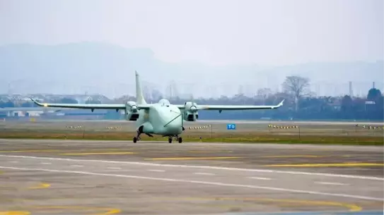 Çin'in YH-1000S Hibrit Motorlu Kargo Uçağı Gökyüzünde