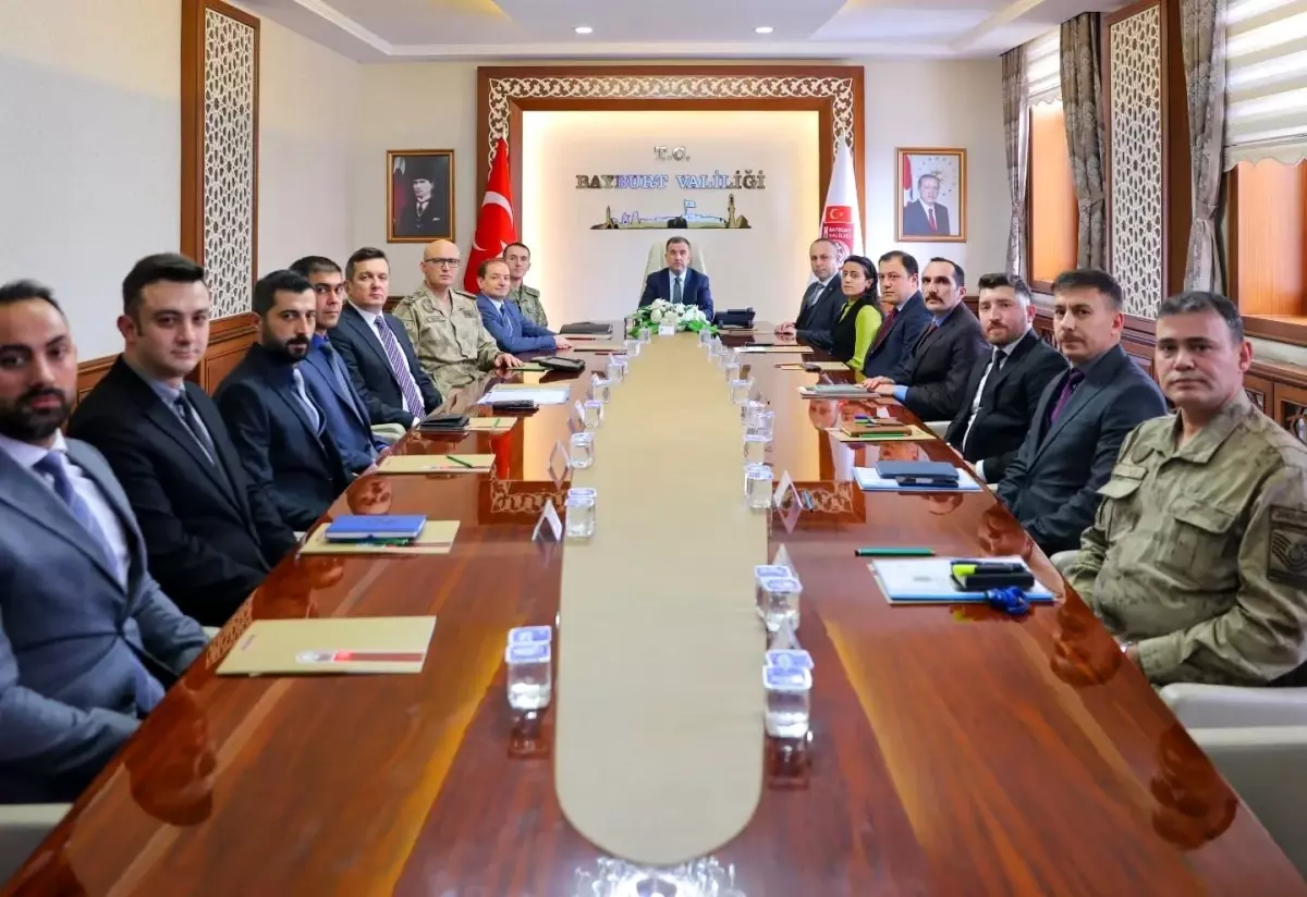 Bayburt'ta Asayiş Koordinasyonu: Vali Eldivan'ın Önderliğinde Güvenlik Toplantısı