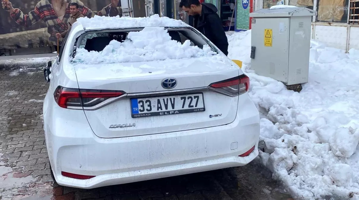 Bingöl'ün Karlıova İlçesinde Çatıdan Düşen Kar, Park Halindeki Aracı Hasara Yol Açtı
