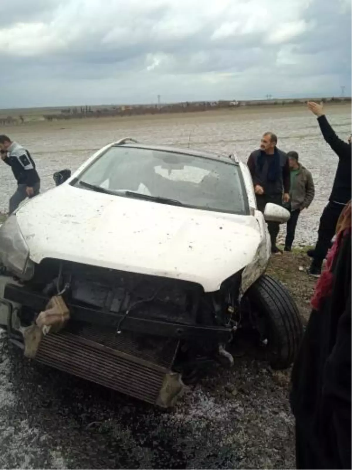 Siverek-Hilvan yolunda dolu yağışı kayganlaştı, iki sürücü yaralandı