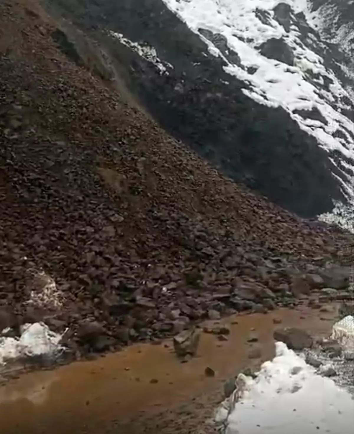 Batman Sason’da Şiddetli Yağmur Sonrası Heyelan: Minibüs Yolda Kaldı