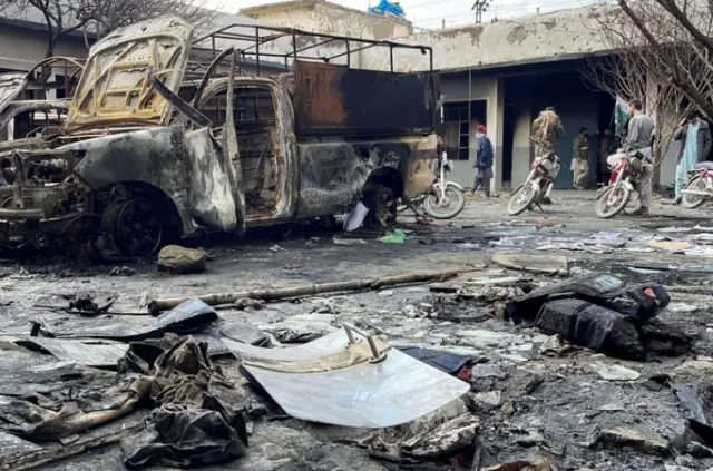 Ordu birliklerinin çöl kasabasına ilerleyişi