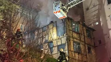 İzmit’te Terk Edilmiş Ahşap Bina Kıvılcım Çıktı: İtfaiye Hızlı Müdahale Etti