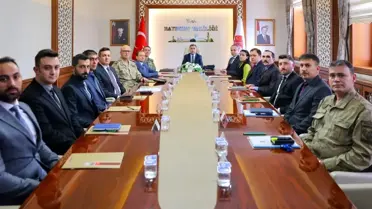 Toplantı sırasında Vali Eldivan ve güvenlik yetkilileri