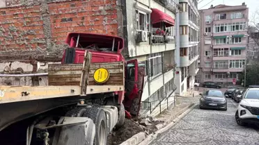 Beşiktaş’ta Freni Boşalan Tır, Şanslı Kaçışla Binaya Çarptı