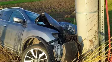 Karacabey'de Direksiyon Kaybı Sonrası Araç Direğe Çarptı, Sürücü Hastaneye Kaldırıldı