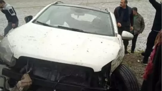 Siverek-Hilvan yolunda dolu yağışı kayganlaştı, iki sürücü yaralandı