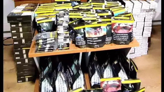 Operasyon sırasında ele geçirilen kaçak tütün paketleri