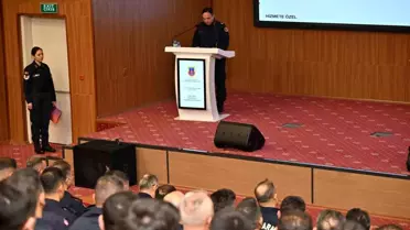 Toplantı sırasında jandarma yetkilileriyle konuşan Vali Özkan