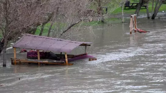 Amasya’da Yeşilırmak Nehri Seviyesi 2 Metreye Çıktı: Sel Uyarıları Yayılıyor