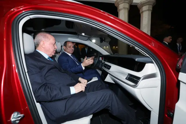 Erdoğan ve Sisi el sıkışıyor