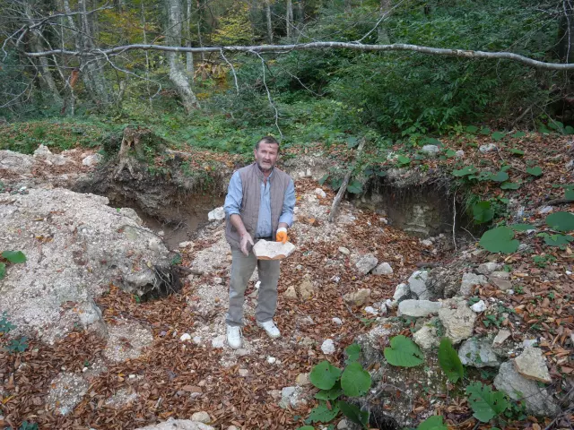 Yer altı odalarına giren kişilerin izleri