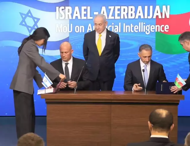 İmza töreninden bir kare