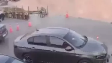 Kahire'de Zeminin Çökmesiyle Akaryakıt İstasyonu Yeraltına Gömüldü