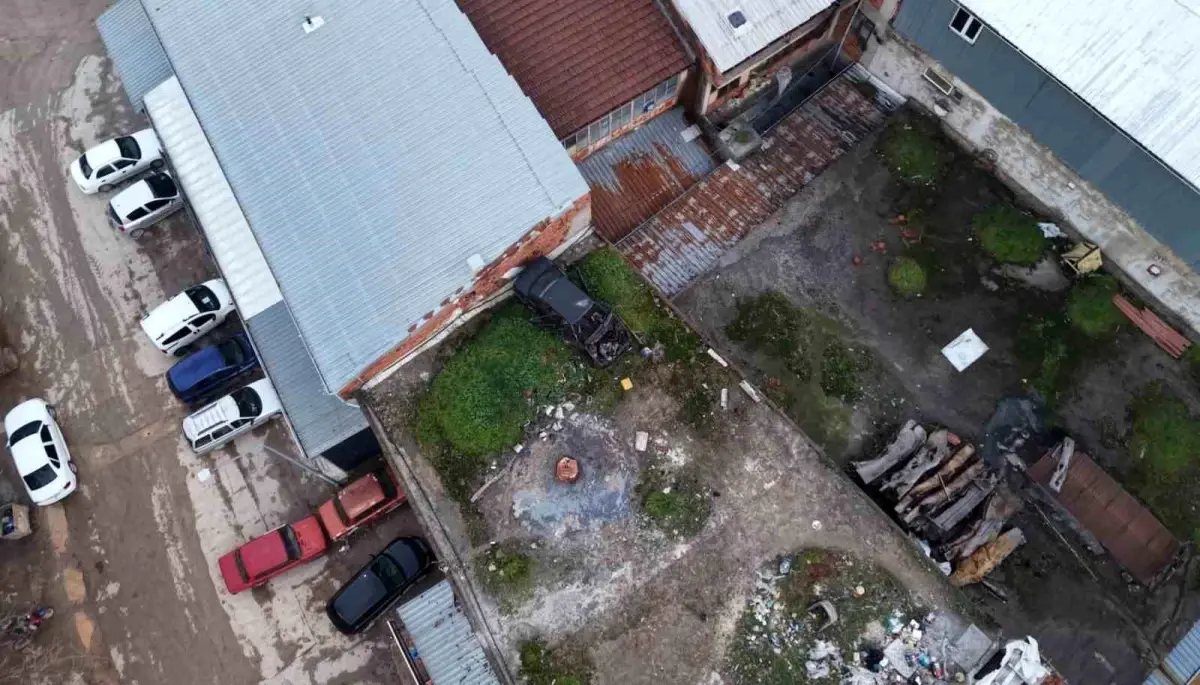 İnegöl'de 20 Yıllık Hurda Araç, Traktör Tamircisinin Çatısında Yeniden Ortaya Çıktı