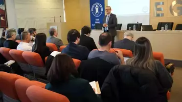 Toplantı sırasında sunum yapan konuşmacı