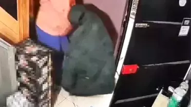 Güvenlik kamerası görüntüsünde temizlik işçisinin şüpheli davranışı