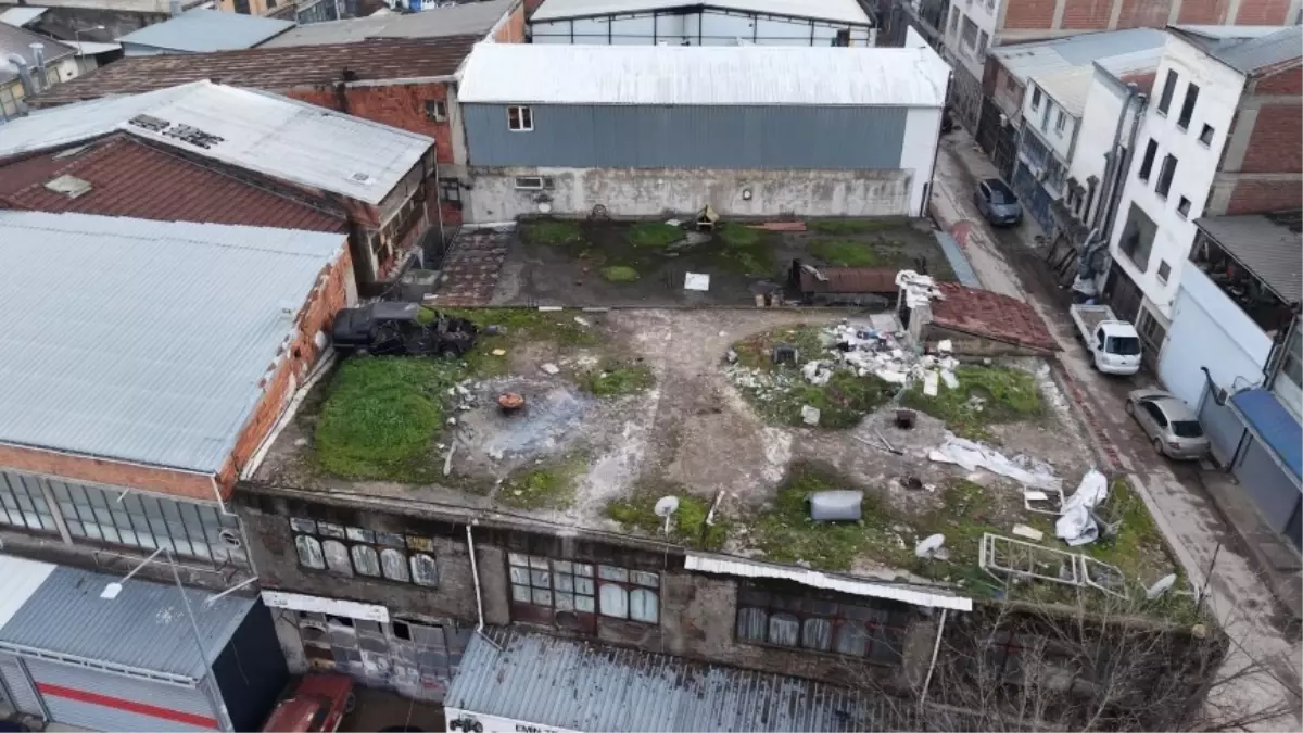 İnegöl'de 20 Yıllık Araç Çatıda Keşfedildi: Sahibi Şaşkın