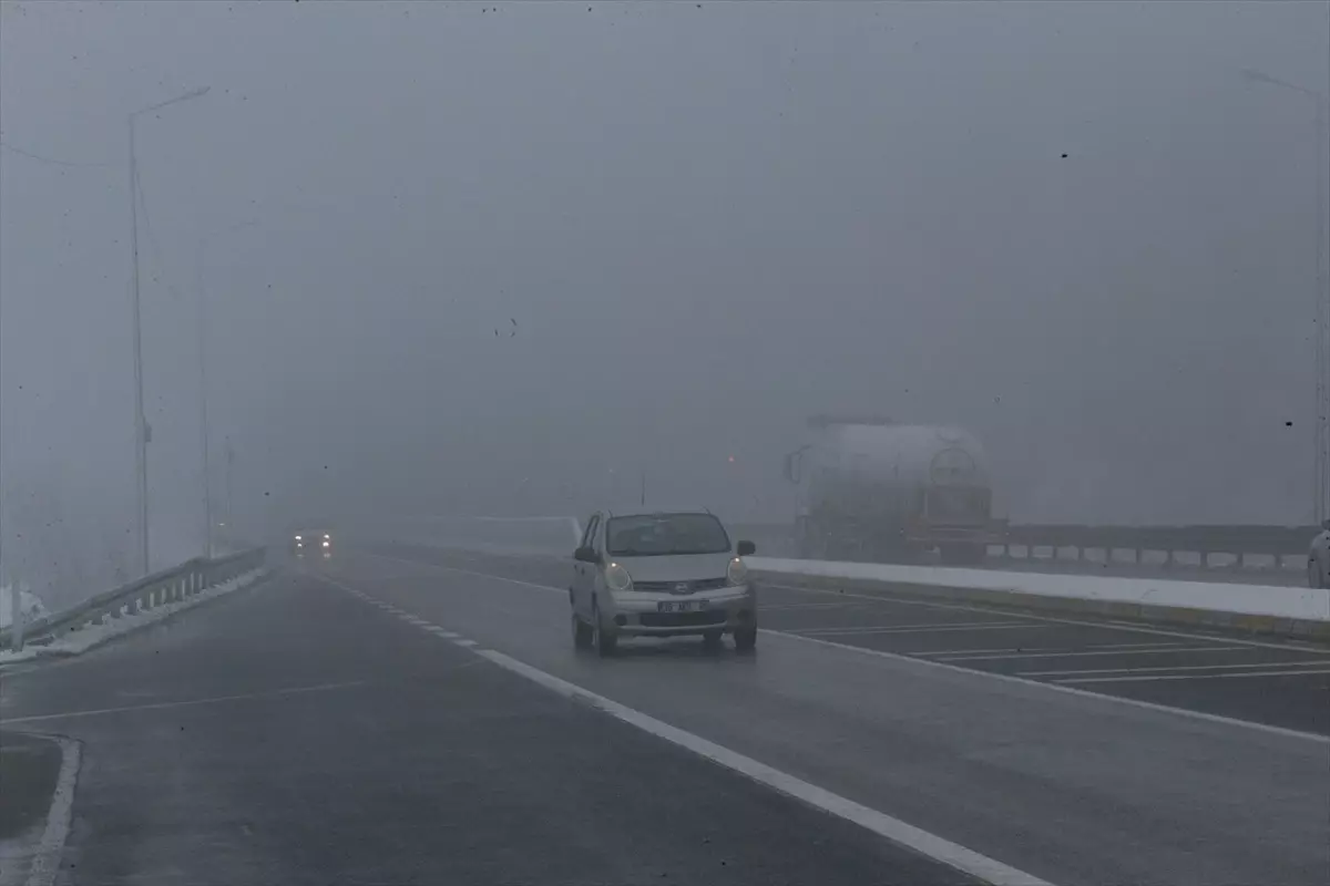Bolu Dağı’nda Yoğun Sis, Anadolu Otoyolu ve D‑100’de Görüş Mesafesi 40 Metreye Düştü