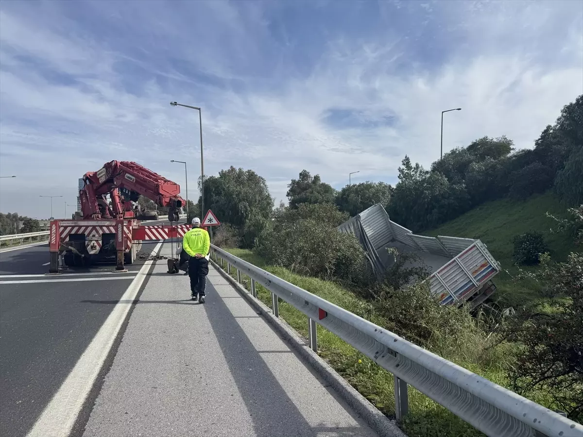 Balçova’da Kamyon Devrildi: Sürücü Yaralı, Trafik Kapatıldı