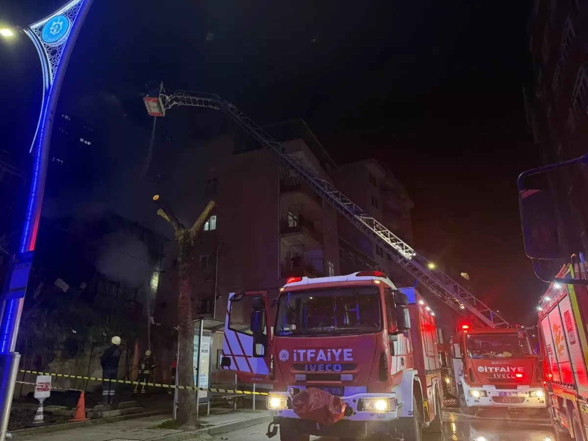 İzmit’te Metruk Bina Yangını Hızla Kontrol Altına Alındı